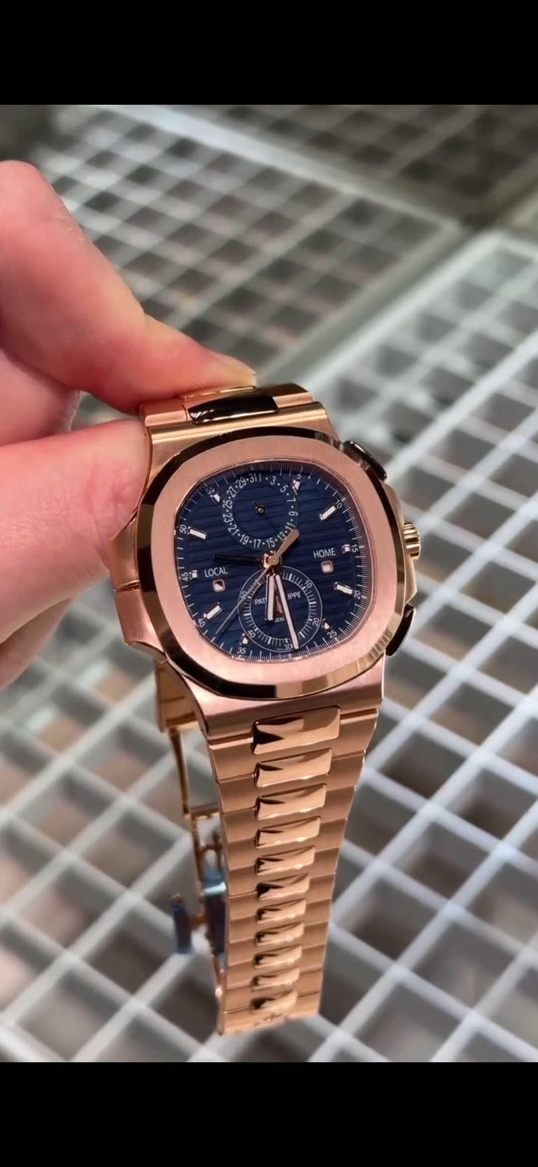 Patek Philippe Nautilus nouveau

Boîtier en or blanc 18 kt poli et satiné, diamètre du boîtier 40 mm, lunette en or blanc 18 kt polie avec échelle tachymétrique, bracelet Oyster en or blanc 18 kt poli et satiné avec b