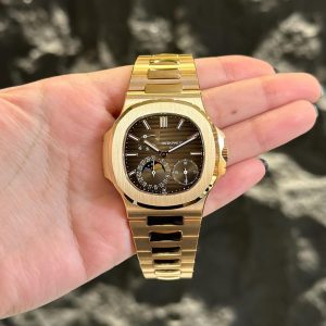 Patek Philippe Nautilus nouveau

Boîtier en or blanc 18 kt poli et satiné, diamètre du boîtier 40 mm, lunette en or blanc 18 kt polie avec échelle tachymétrique, bracelet Oyster en or blanc 18 kt poli et satiné avec b